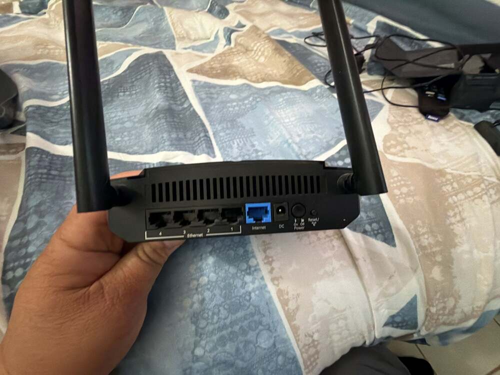 NETGEAR AC1000 WiFi Router Model R6080 with Power Adapter - Picture 3 of 4